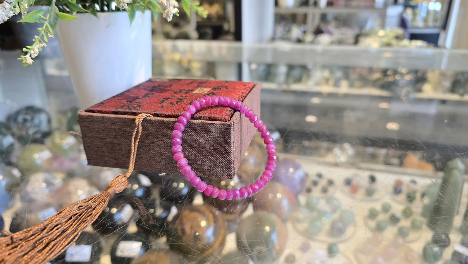Hướng dẫn chi tiết cách đeo vòng tay ruby theo nguyên tắc phong thủy